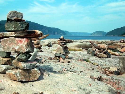 statues-pierres-autochtones-bord-fleuve-tadoussac-canada