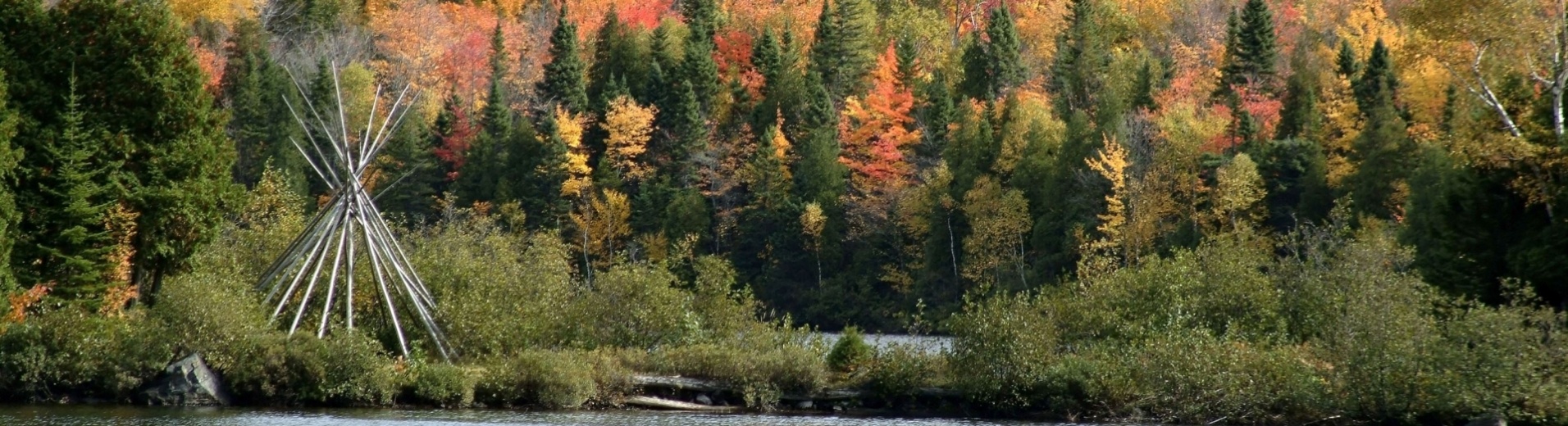 tipi-bord-lac-pendant-ete-indien-tadoussac-canada