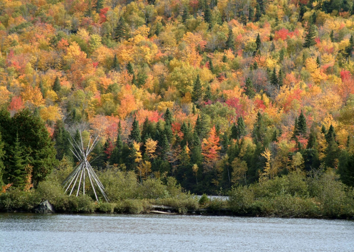 tipi-bord-lac-pendant-ete-indien-tadoussac-canada