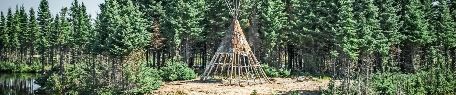 tipi-traditionnel-amerindien-refletant-dans-eau-canada