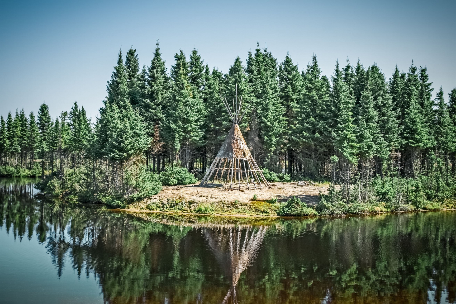 tipi-traditionnel-amerindien-refletant-dans-eau-canada