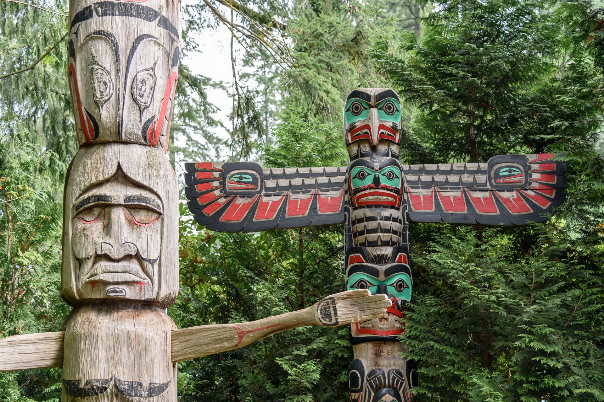totems-amerindiens-en-bois-dans-foret-canada