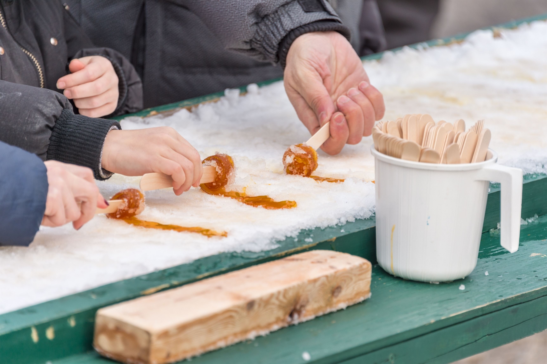 traditionnel-tire-sur-la-neige-sirop-erable-canada
