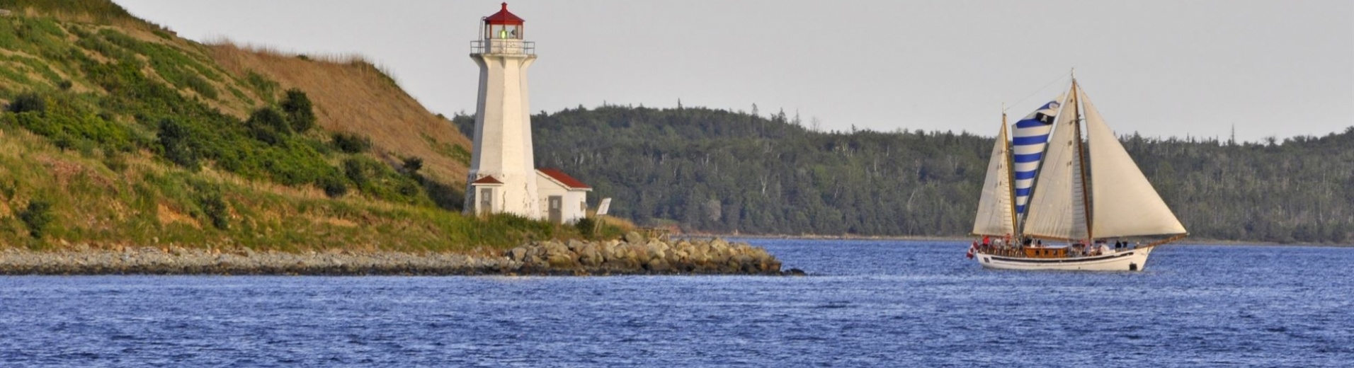 voilier-approchant-phare-nouvelle-ecosse-canada