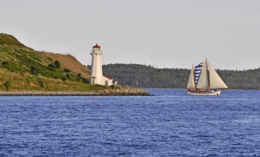 voilier-approchant-phare-nouvelle-ecosse-canada