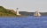 voilier-approchant-phare-nouvelle-ecosse-canada