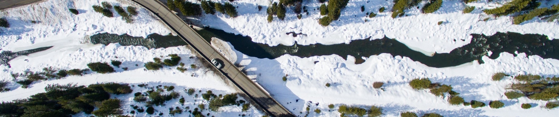 vue-aerienne-foret-neige-alaska