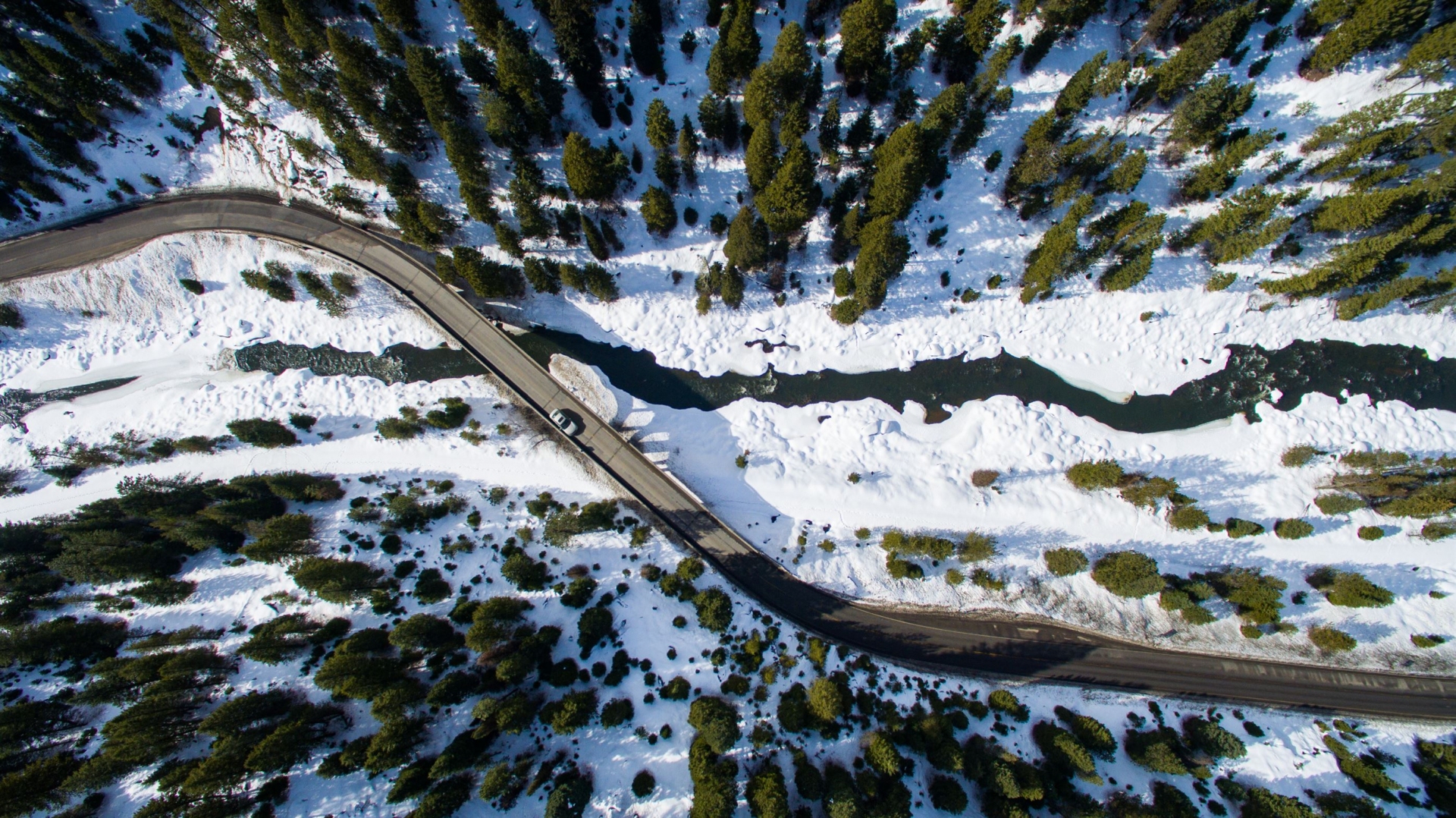 vue-aerienne-foret-neige-alaska
