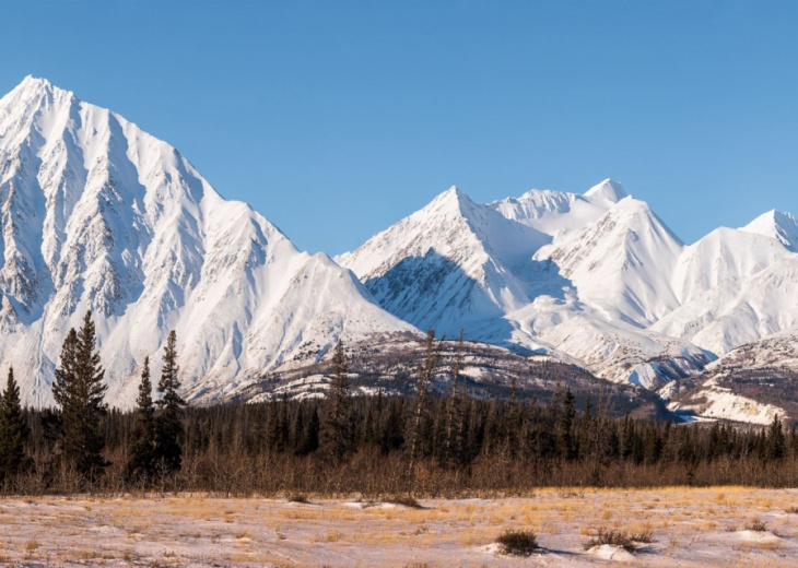 vue-montagnes-enneigees-yukon-canada