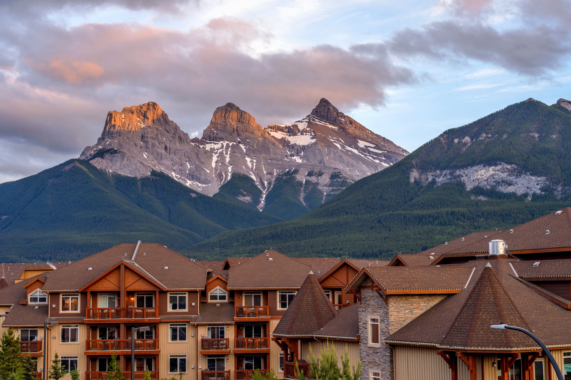 vue-sur-rocheuses-depuis-ville-canmore-canada
